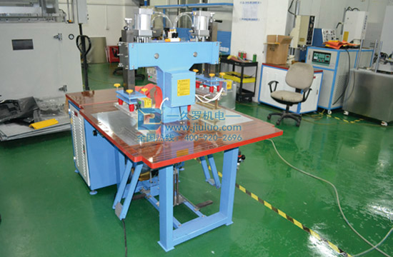 久羅雙頭氣動(dòng)踏板高頻焊接機(jī) 久羅雙頭氣動(dòng)踏板高頻焊接機(jī)